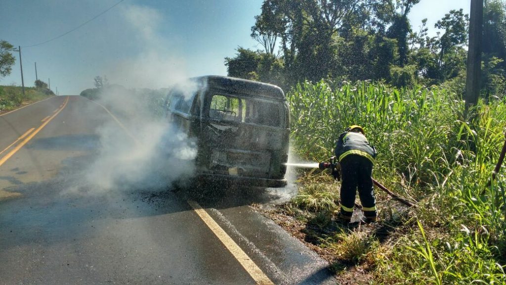 Duas Kombi pegaram fogo em menos de 24 horas na região oeste