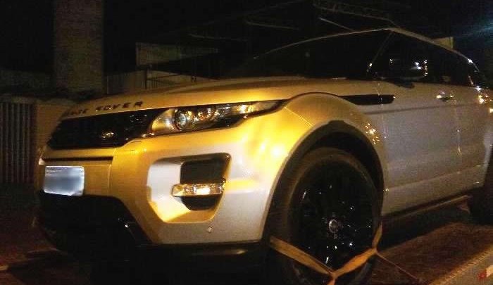 COM PASSAGENS POR ESTELIONATO, HOMEM É PRESO PELA PM DIRIGINDO LAND ROVER COM SUSPEITA ADULTERAÇÃO NO JARDIM AMÉRICA