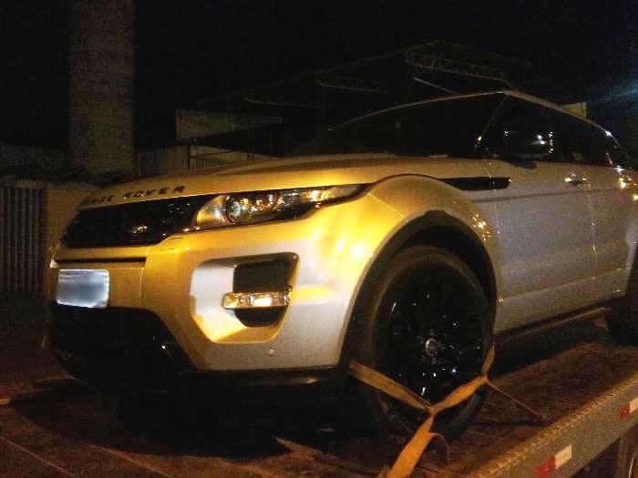 COM PASSAGENS POR ESTELIONATO, HOMEM É PRESO PELA PM DIRIGINDO LAND ROVER COM SUSPEITA ADULTERAÇÃO NO JARDIM AMÉRICA