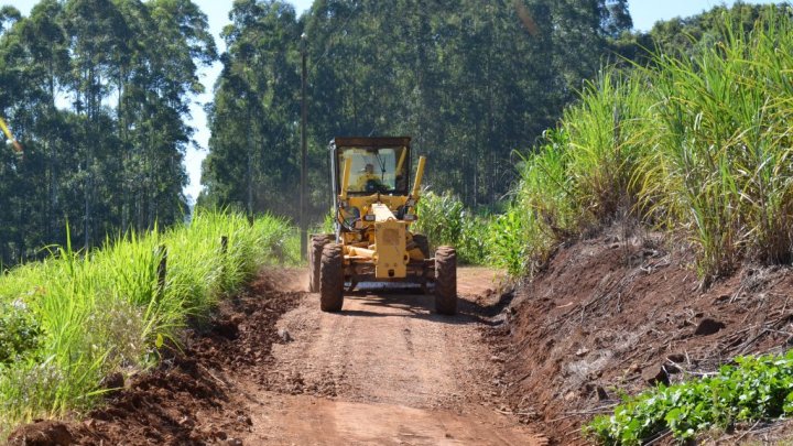 Prefeitura faz cronograma de melhorias nas estradas do interior