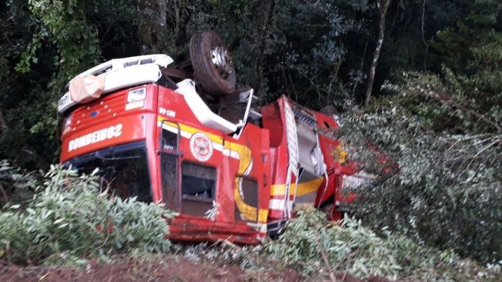 Caminhão dos Bombeiros de Catanduvas capota na BR-282 durante deslocamento de ocorrência