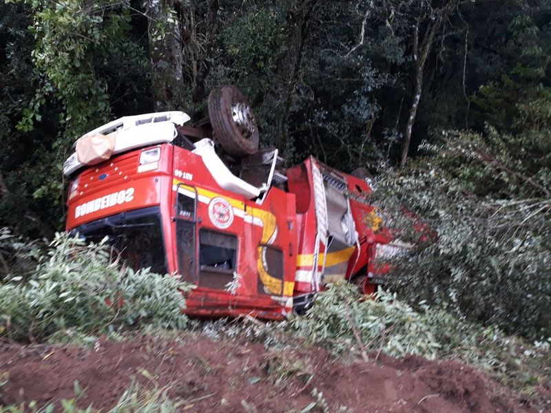 Caminhão dos Bombeiros de Catanduvas capota na BR-282 durante deslocamento de ocorrência