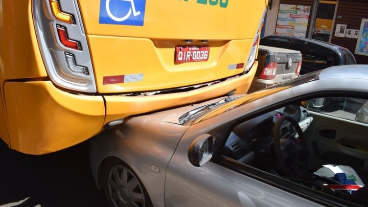 Colisão envolve transporte coletivo em Chapecó