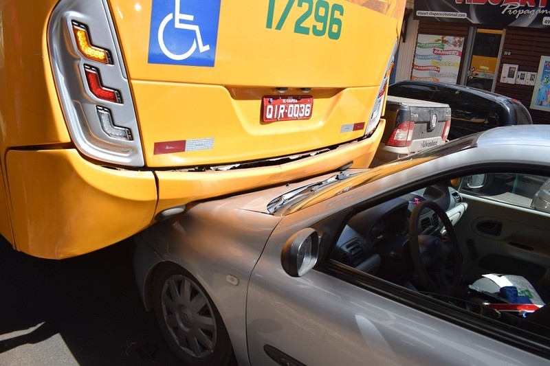 Colisão envolve transporte coletivo em Chapecó