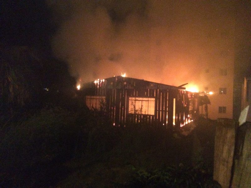 Incêndio destrói casa de madeira no bairro São Cristóvão em Chapecó