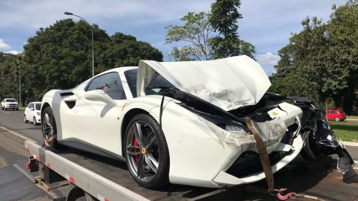 Dono destrói Ferrari 0 km de R$ 2,9 milhões 1 dia após compra
