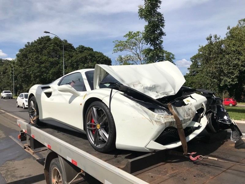 Dono destrói Ferrari 0 km de R$ 2,9 milhões 1 dia após compra