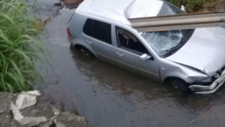 CHAPECÓ: Carro cai em riacho