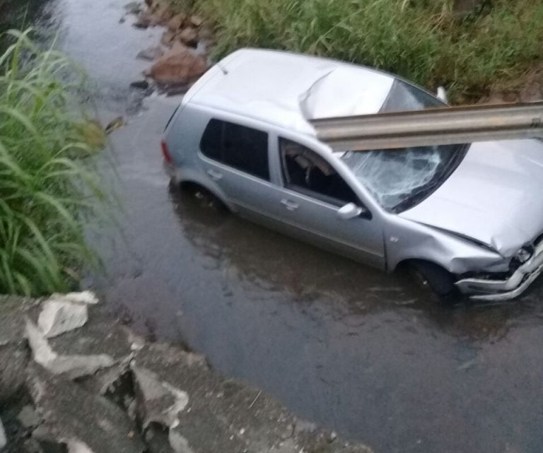 CHAPECÓ: Carro cai em riacho