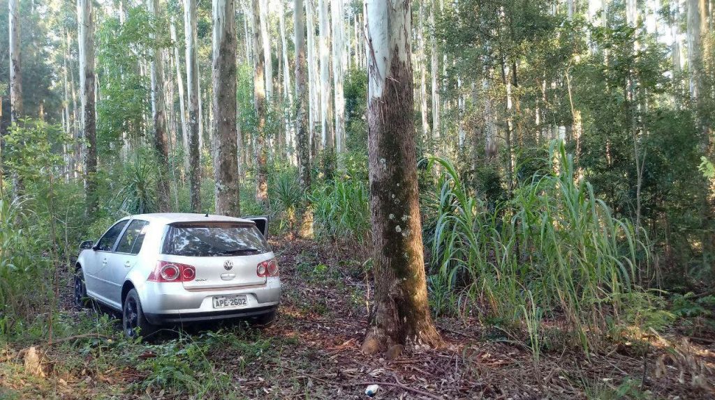 PM encontra veículo abandonado com registro de furto/roubo