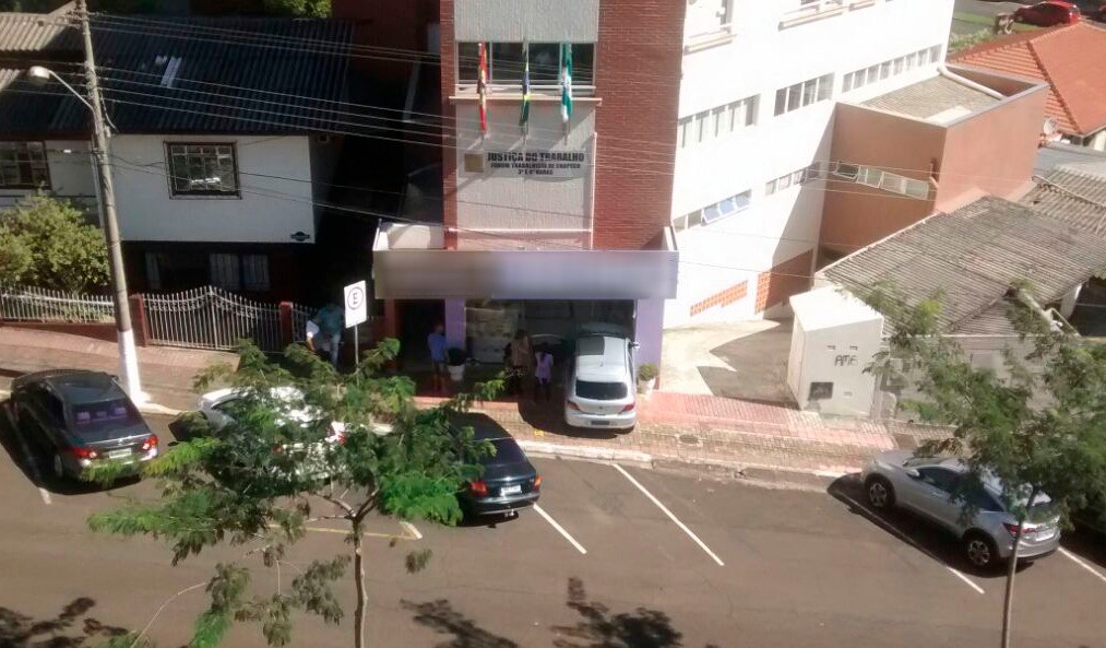 Motorista perde controle e invade loja em Chapecó