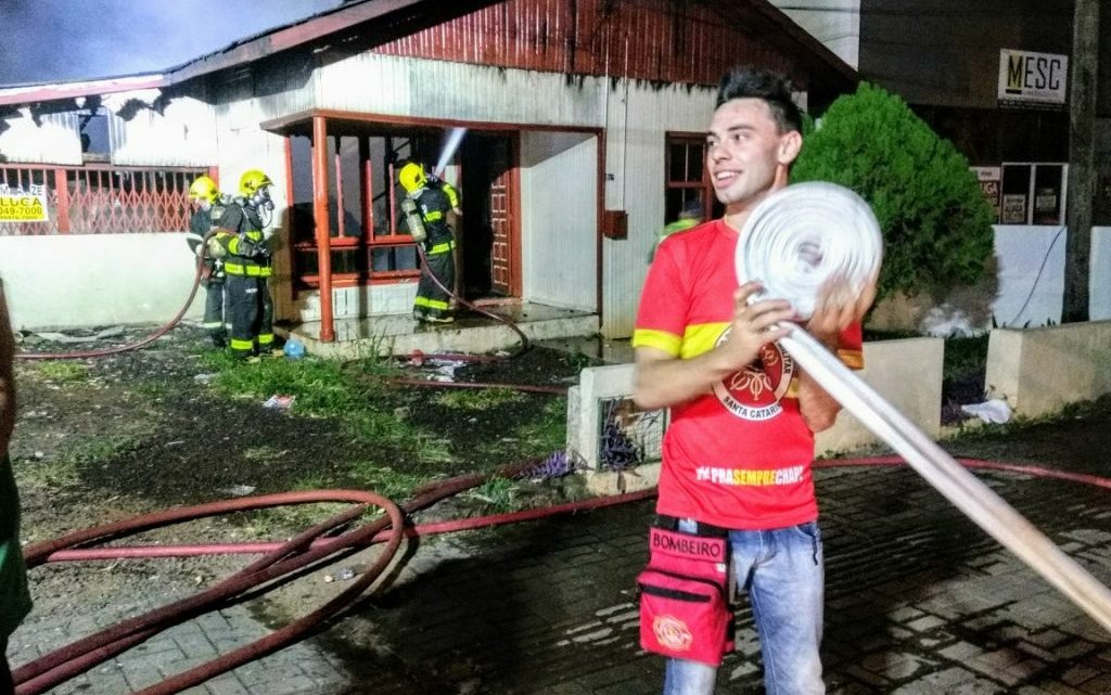 Residência é totalmente atingida por incêndio em Chapecó – Jovem civil iniciou combate as chamas