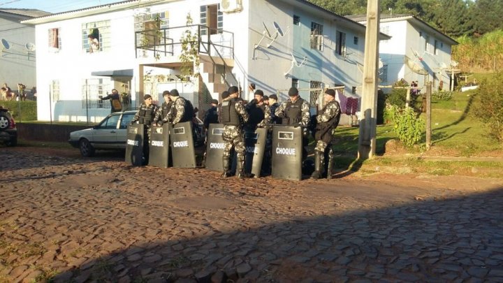 Polícia cumpre mandado de reintegração de posse no Loteamento Expoente em Chapecó