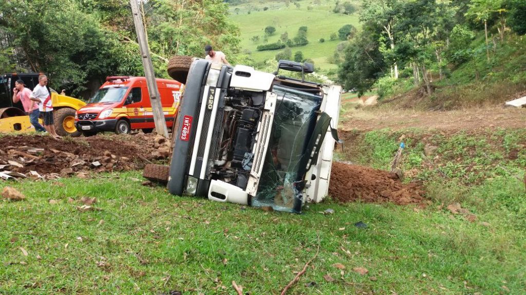 Caminhão caçamba tomba em São Carlos