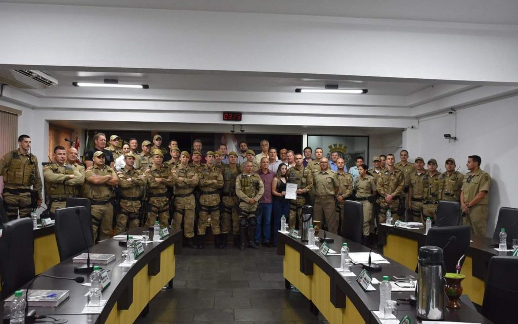 POLICIAL MILITAR RECEBE HOMENAGEM NA CÂMARA MUNICIPAL POR ATO DE BRAVURA