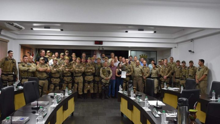 POLICIAL MILITAR RECEBE HOMENAGEM NA CÂMARA MUNICIPAL POR ATO DE BRAVURA