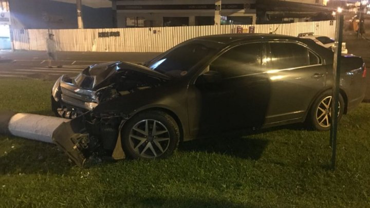 HOMEM PERDE CONTROLE DO VEÍCULO E DERRUBA POSTE NA AV. GETÚLIO VARGAS – Vídeo