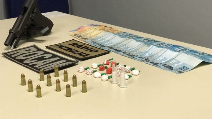 CASAL É PRESO COM ARMA DE FOGO E DROGAS NO LÍDER