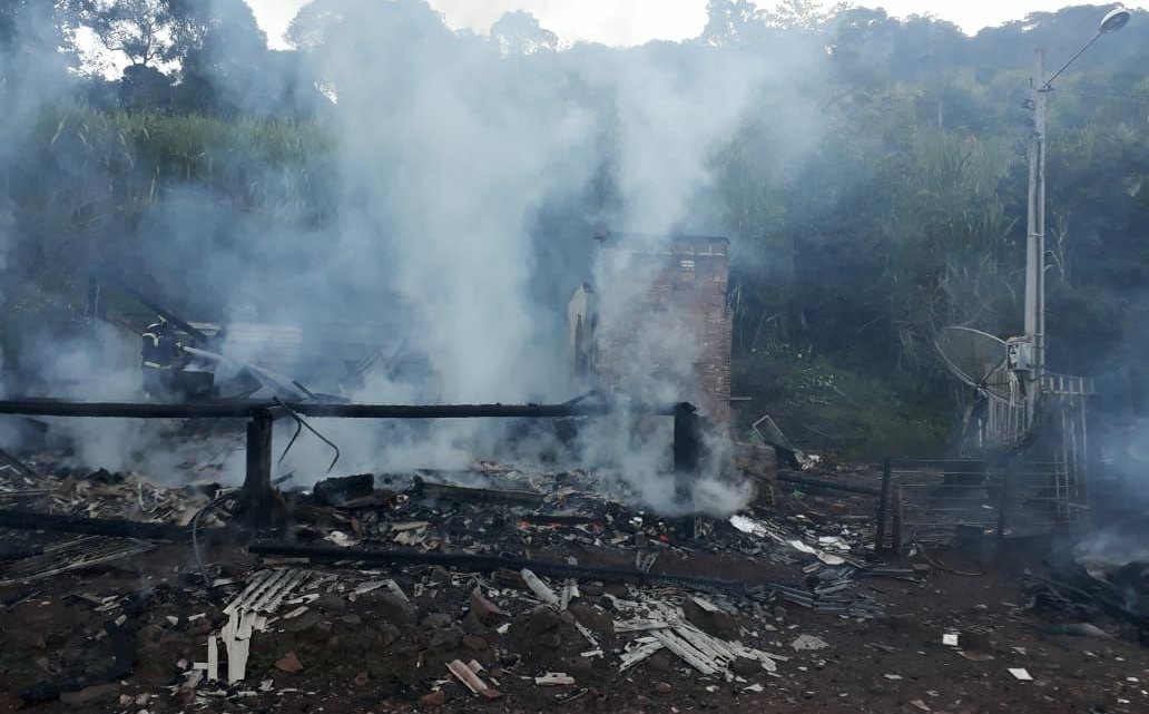 INCÊNDIO DESTRÓI CASA DE MADEIRA NO GOIO-EN