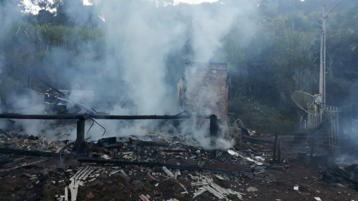 INCÊNDIO DESTRÓI CASA DE MADEIRA NO GOIO-EN