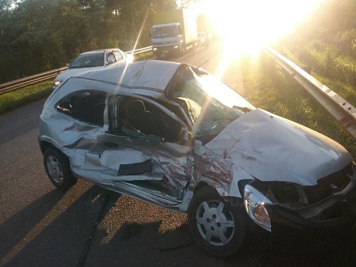 ACIDENTE NA RUA ARARAS ENTRE CAMINHÃO E CARRO