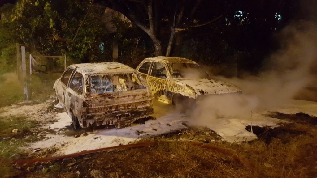 DOIS AUTOMÓVEIS PEGAM FOGO NO BAIRRO SÃO PEDRO