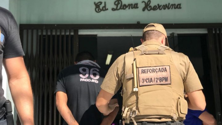 MAIS UMA OPERAÇÃO CONJUNTA PM E PRF RESULTA EM APREENSÃO DE VECTRA COM CIGARROS CONTRABANDEADOS