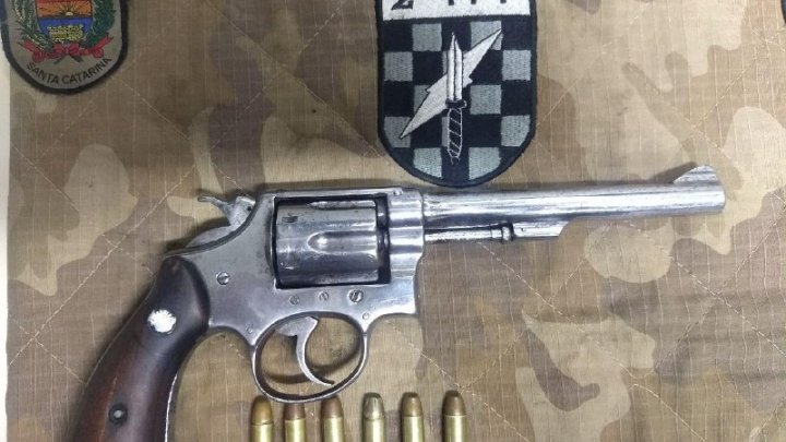 PM CAPTURA FORAGIDO DE FACÇÃO CRIMINOSA E APREENDE ARMA DE FOGO EM CHAPECÓ