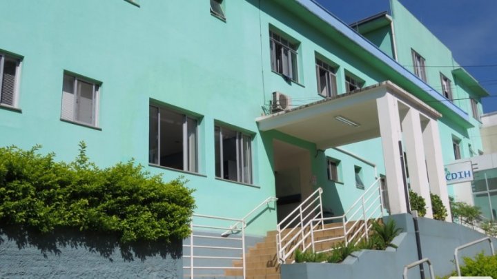 Filha rouba aposentadoria após tentar estrangular mãe hospitalizada