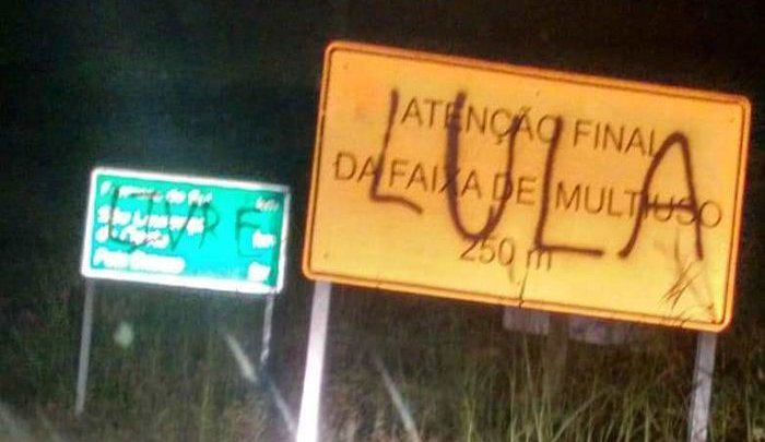 Placas de sinalização na SC-157 são pichadas