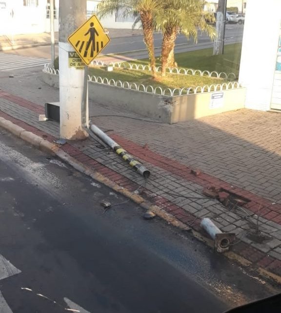 VEÍCULO DESTRÓI CÂMERA DA LOMBADA ELETRÔNICA EM CHAPECÓ