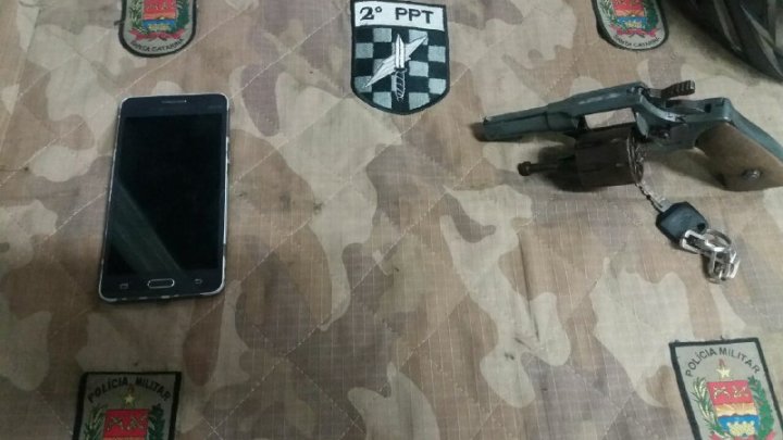 PM detém homens que tinham furtado celular e portavam arma de fogo