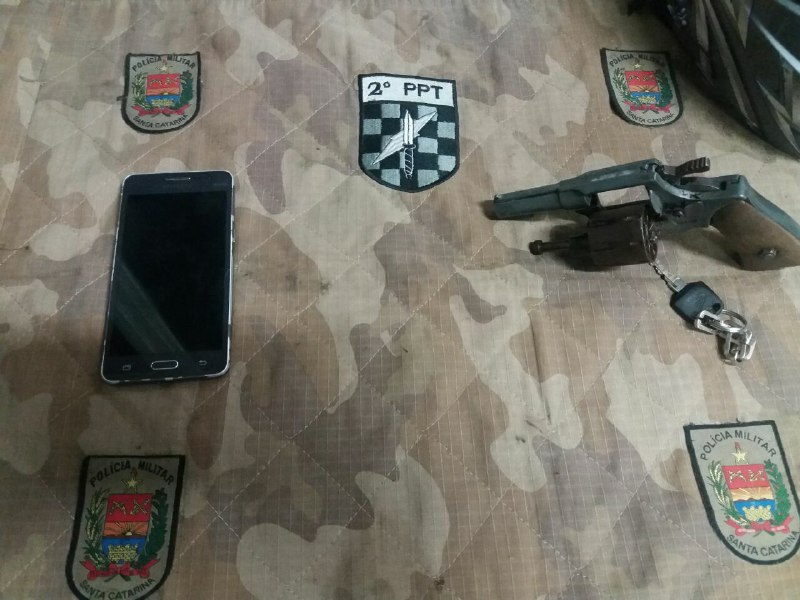 PM detém homens que tinham furtado celular e portavam arma de fogo