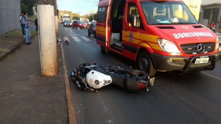 Motociclista fica ferida em acidente na Avenida São Pedro em Chapecó