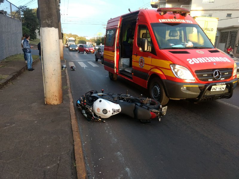 Motociclista fica ferida em acidente na Avenida São Pedro em Chapecó