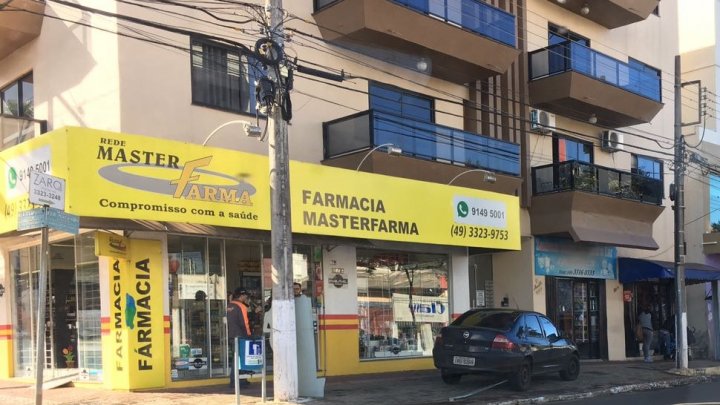 ACIDENTE NO CENTRO DE CHAPECÓ DEIXA CARRO SOBRE CALÇADA