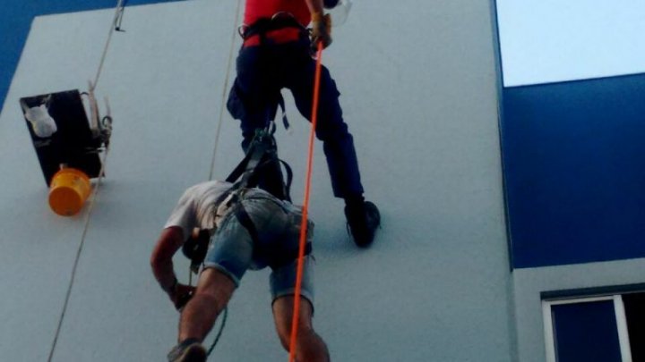 Bombeiros salvam homem que ficou pendurado em prédio em Chapecó
