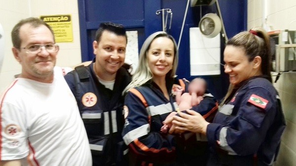 SAMU realiza trabalho de parto dentro de ambulância em Chapecó