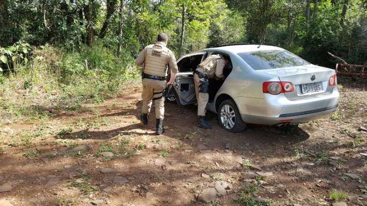 Veículo fura barreira policial em Chapecó e Cordilheira Alta e motorista foge em meio a mata