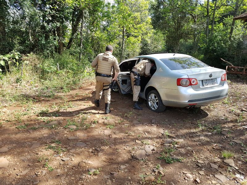 Veículo fura barreira policial em Chapecó e Cordilheira Alta e motorista foge em meio a mata