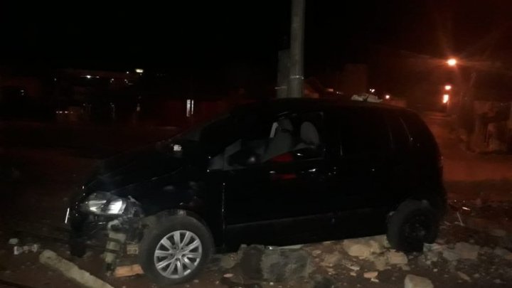 Homem embriagado colide em poste da rede elétrica e no muro de uma residência em Chapecó