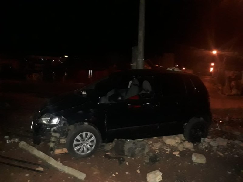 Homem embriagado colide em poste da rede elétrica e no muro de uma residência em Chapecó Homem embriagado colide em poste da rede elétrica e no muro de uma residência em Chapecó