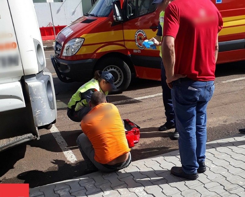 Homem descendo do caminhão no Centro de Xaxim enrosca aliança e fica sem o dedo