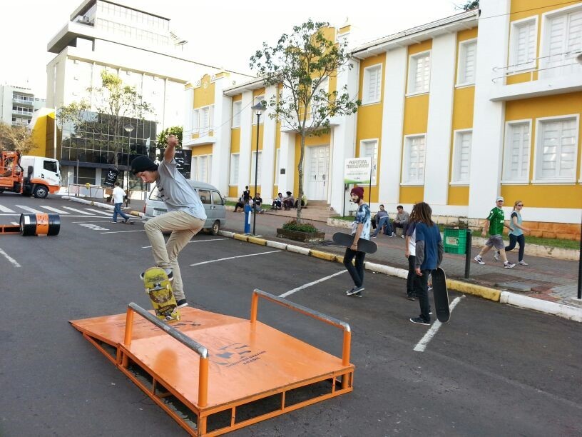 Domingo na Praça terá várias atrações e televisores com o Jogo do Brasil em Chapecó