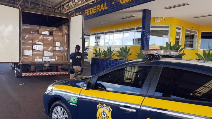 Caminhão com 125 mil maços de cigarros contrabandeados é apreendido no oeste de Santa Catarina