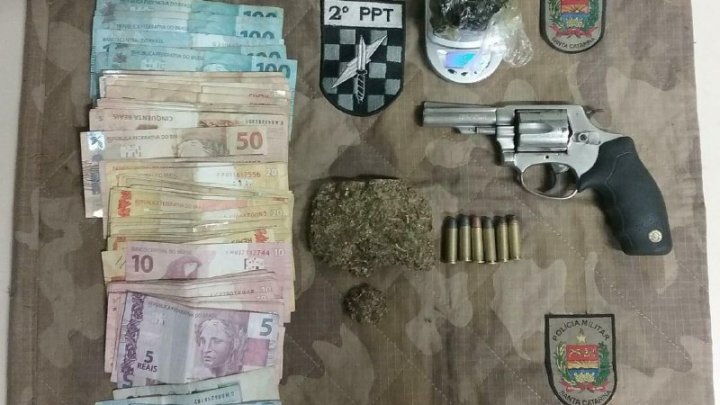 PM prende homem com revólver, drogas e dinheiro proveniente do tráfico em Chapecó