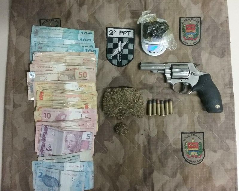 PM prende homem com revólver, drogas e dinheiro proveniente do tráfico em Chapecó