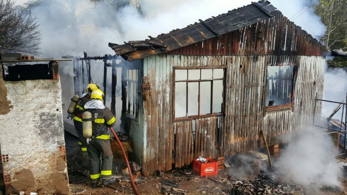 Casa é destruída em incêndio no Belvedere