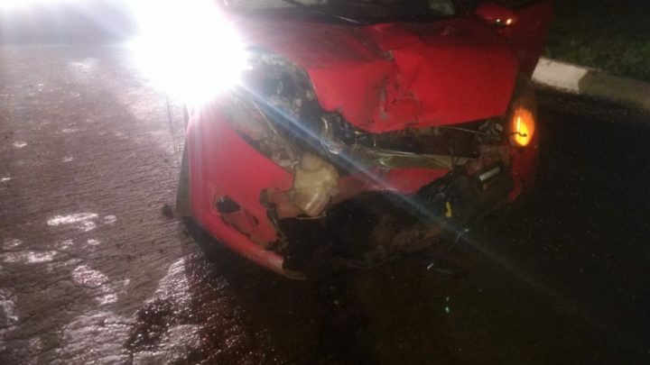 Veículo sai da pista e bate em placa na BR 480