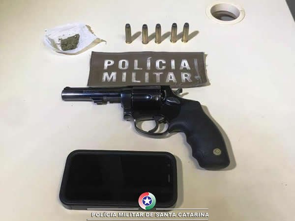 PM apreende dois adolescentes por porte ilegal de arma de fogo na Getúlio Vargas